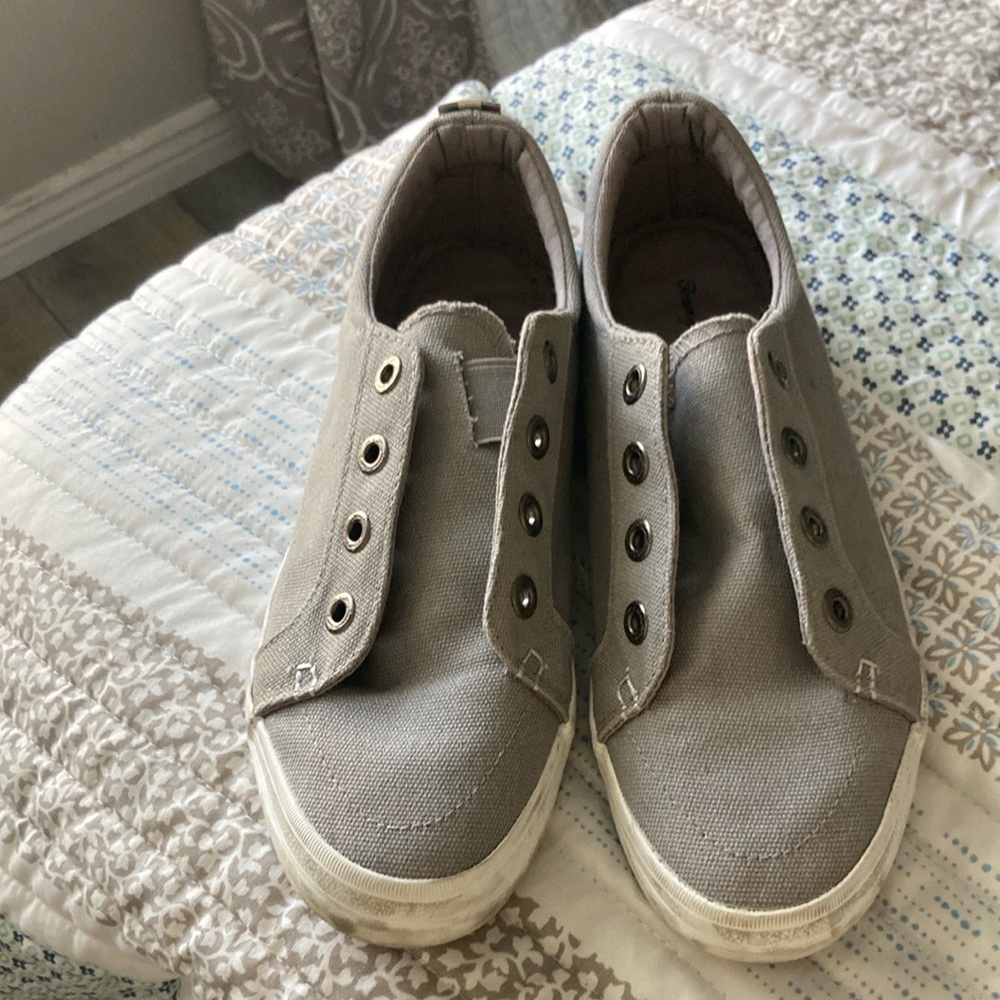 Super cute sneakers size 8 1/2 taupe colored